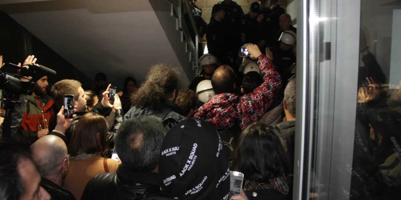 Rebić: 18 embert állítottak elő a Szerbiai RTV épületébe való behatolás miatt