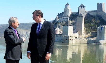 Vučić és Hahn átadták a felújított Galambóci várat
