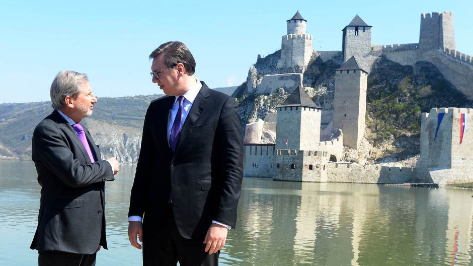 Vučić és Hahn átadták a felújított Galambóci várat