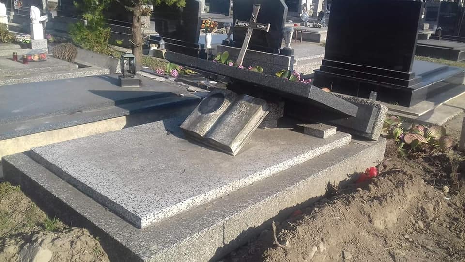 Összetörték, megrongálták a sírokat a zombori katolikus temetőben (Fotók)