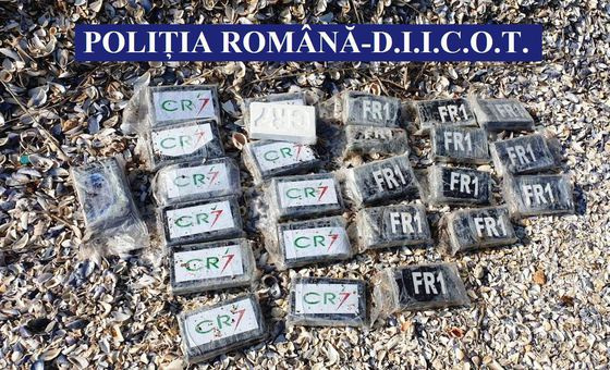 Szombat óta 152 kilogramm kábítószert gyűjtöttek össze a román hatóságok a tengerparton