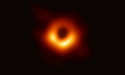 Bemutatták az első fotót a fekete lyukról