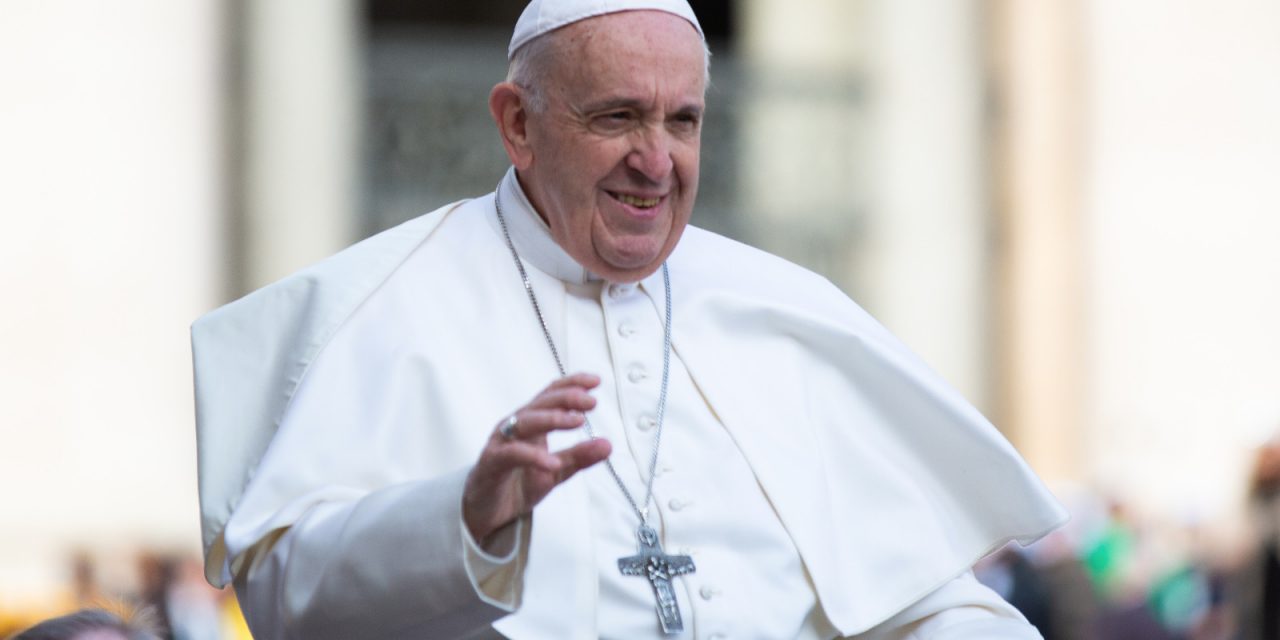 Felnőtteket keresztel meg Ferenc pápa a nagyszombat esti vigília szertartásán