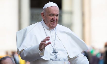 Felnőtteket keresztel meg Ferenc pápa a nagyszombat esti vigília szertartásán