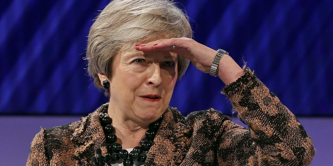 Távozik pártja éléről Theresa May