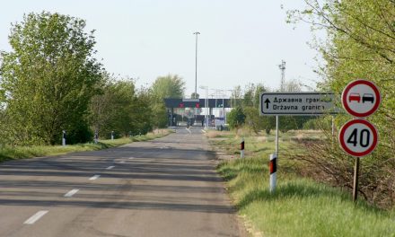 Téglával dobálták a magyar rendőröket a migránsok Bajmoknál