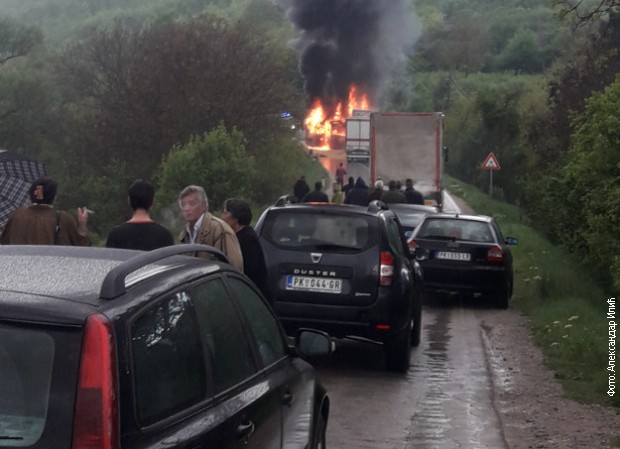 Egy busz és egy kamion ütközött Prokupljenál, lángolnak a járművek