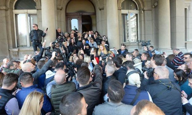 Az ellenzéki képviselőket nem engedték be a belgrádi képviselő-testület ülésére