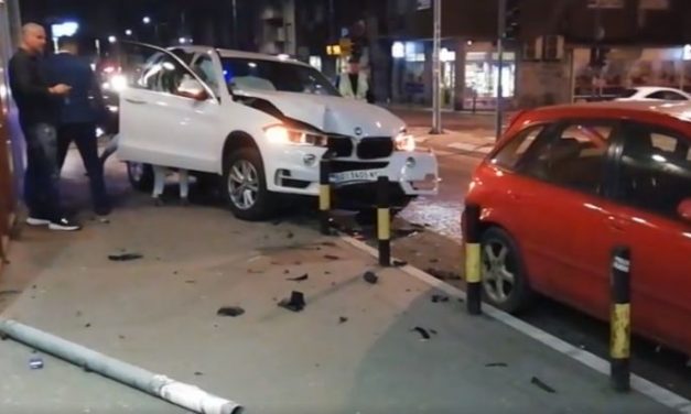 Belgrád: Egy BMW „lekaszálta” a jelzőlámpát