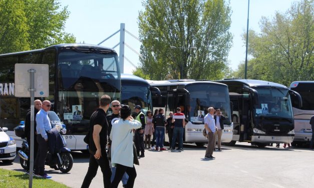 Belgrádi nagygyűlés: Magyarországi buszok is szállítják az embereket a fővárosba (Fotók+Videók)