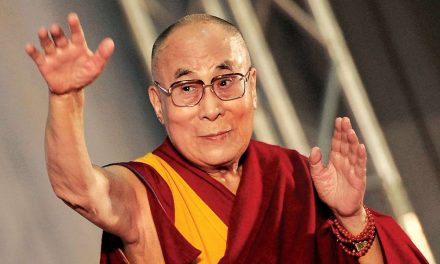 Az AstraZeneca vakcináját kapta meg a dalai láma