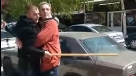 Majdanpek: A haladók zászlórúddal támadtak a Dveri aktivistáira és elvették telefonjaikat (Videó)