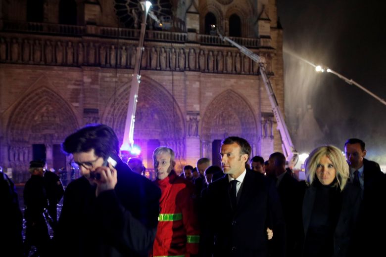 Macron: Újjáépítjük a katedrálist!