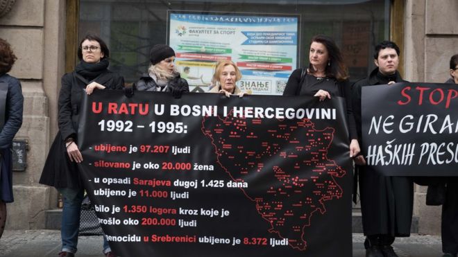 Nők feketében: Csendes demonstráció a boszniai háború kitörésének évfordulóján (Fotók)