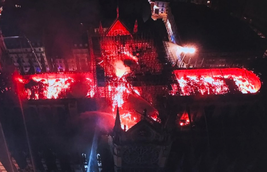 Notre Dame: A levegőből nem lehet oltani a tüzet
