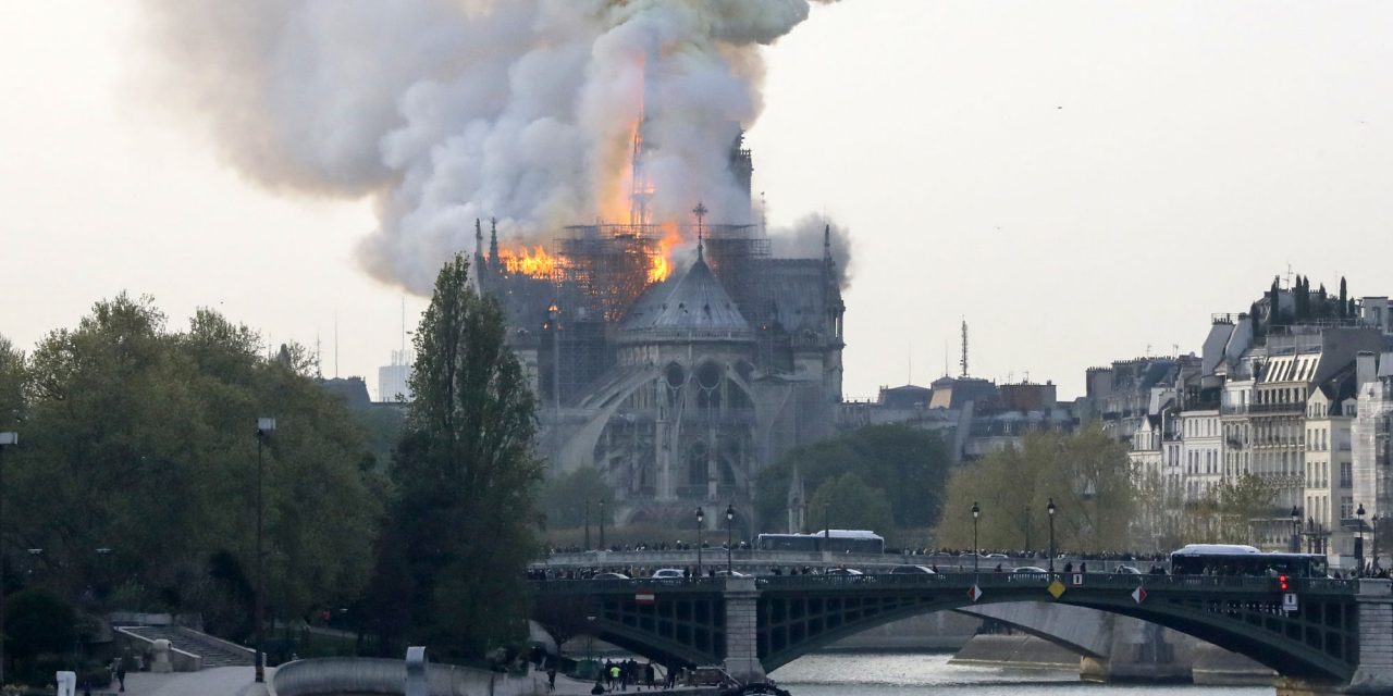 Lángol a Notre Dame (Fotók+Videó)