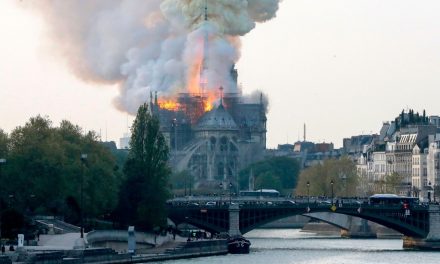 Notre Dame: Ledőlt az egyik torony – a templom egész födélszerkezete veszélyben van