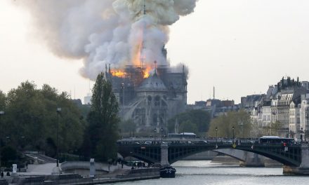 Lángol a Notre Dame (Fotók+Videó)