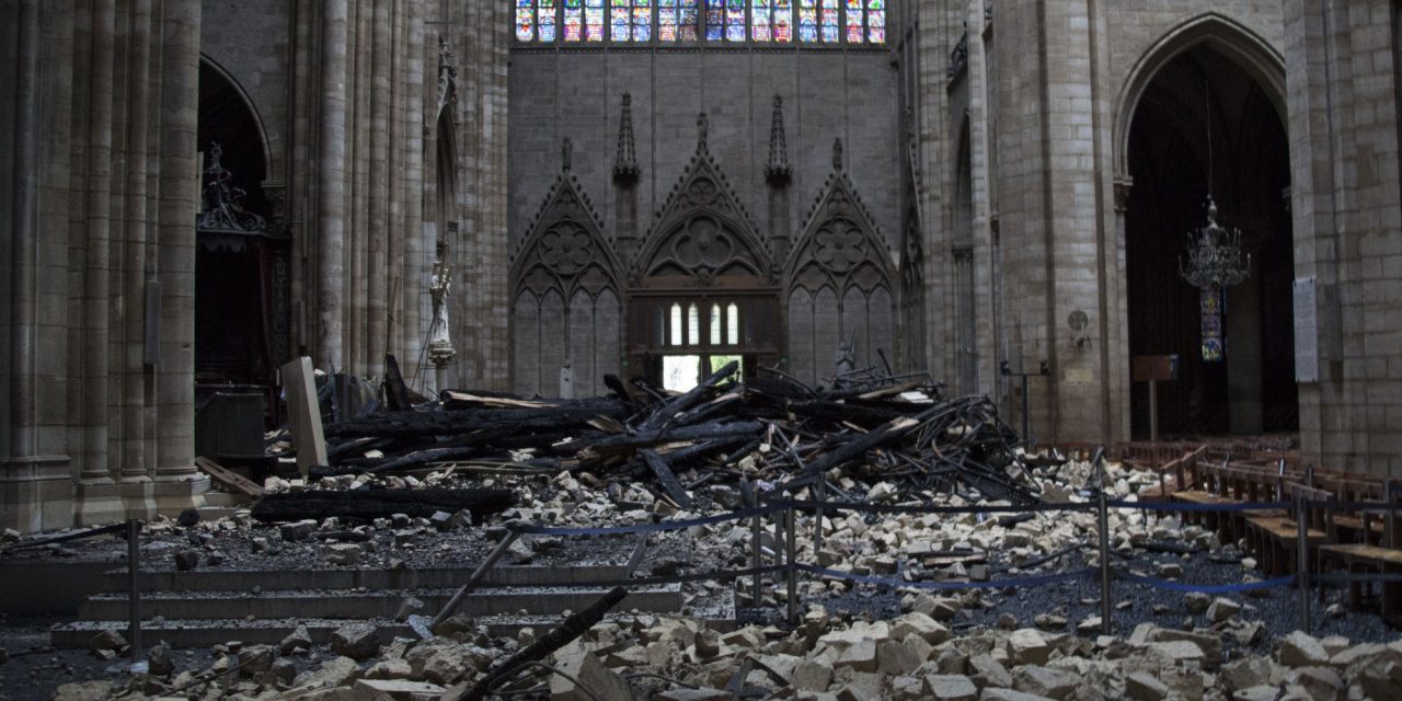 Stabilizálták a Notre Dame szerkezetét, levonultak a tűzoltók a katedrálisról