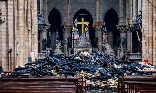 Miért nem a katolikus egyház fizeti a Notre Dame felújítását?