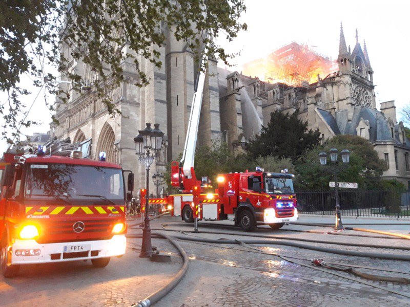 Notre Dame: A tetőszerkezet megsemmisült