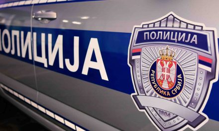 Smederevo: Lesodródott az útról és oszlopnak ütközött egy autó