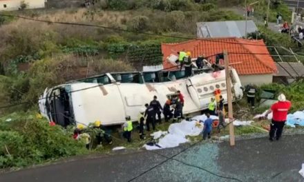 Felborult egy turistabusz Madeirán, legalább huszonnyolcan meghaltak