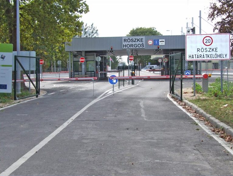 Csak a Magyarországról történő kilépésre használható délutántól a röszkei közúti határátkelőhely