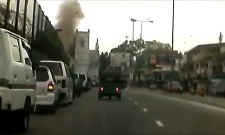 Srí Lanka-i merénylet – Videón az egyik robbantás