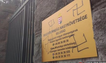 Horogkeresztekkel firkálták össze Magyarország belgrádi nagykövetségének épületét