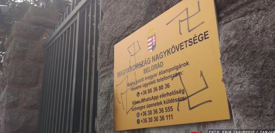 Horogkeresztekkel firkálták össze Magyarország belgrádi nagykövetségének épületét