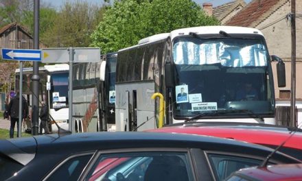 Topolya is aktív – Három autóbusznyi ember ment Belgrádba (Fotók)