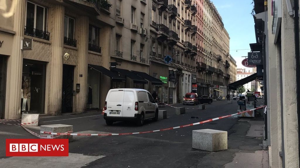 Többen megsebesültek feltehetően egy csomagba rejtett bomba robbanásában Lyonban