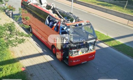 Alacsony volt a felüljáró, tető nélkül maradt egy macedón busz Bulgáriában