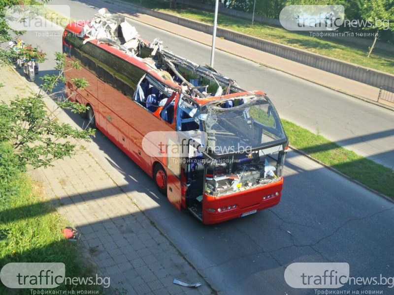 Alacsony volt a felüljáró, tető nélkül maradt egy macedón busz Bulgáriában