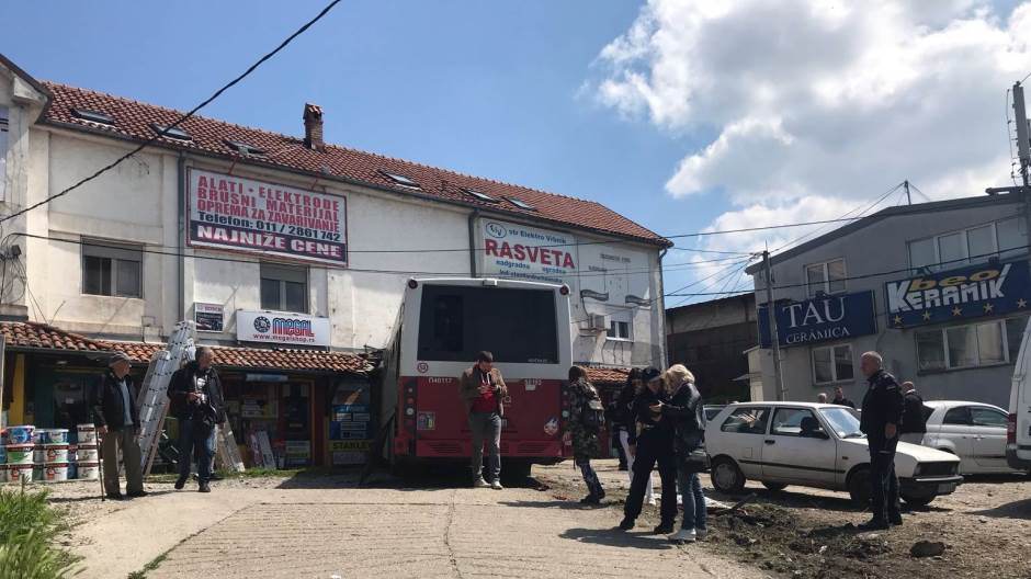 Belgrád: Háznak ütközött egy autóbusz