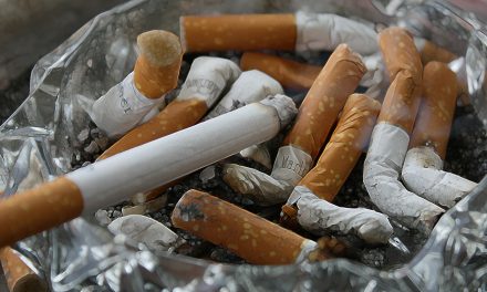 Évente 4500 milliárd cigarettacsikk szennyezi a környezetet