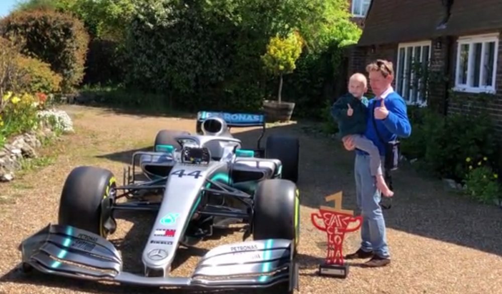 Elküldte Mercedesét egy ötéves rákbeteg rajongójának Lewis Hamilton