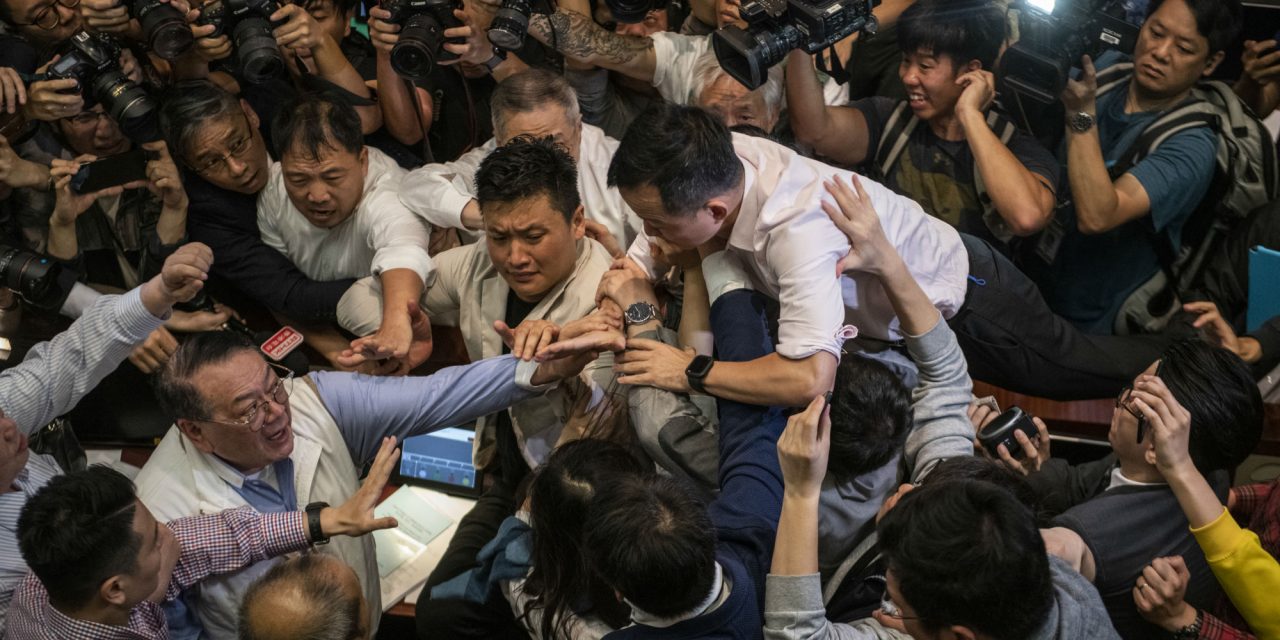 Verekedés a hongkongi parlamentben (Fotó)