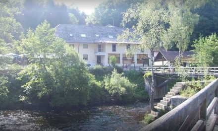 Íjjal átlőtt holttesteket találtak egy bajorországi szállodában