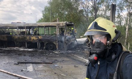 Rabszállító autóbusz és történelmi tankokat szállító teherautó ütközött Prágánál (Videó)