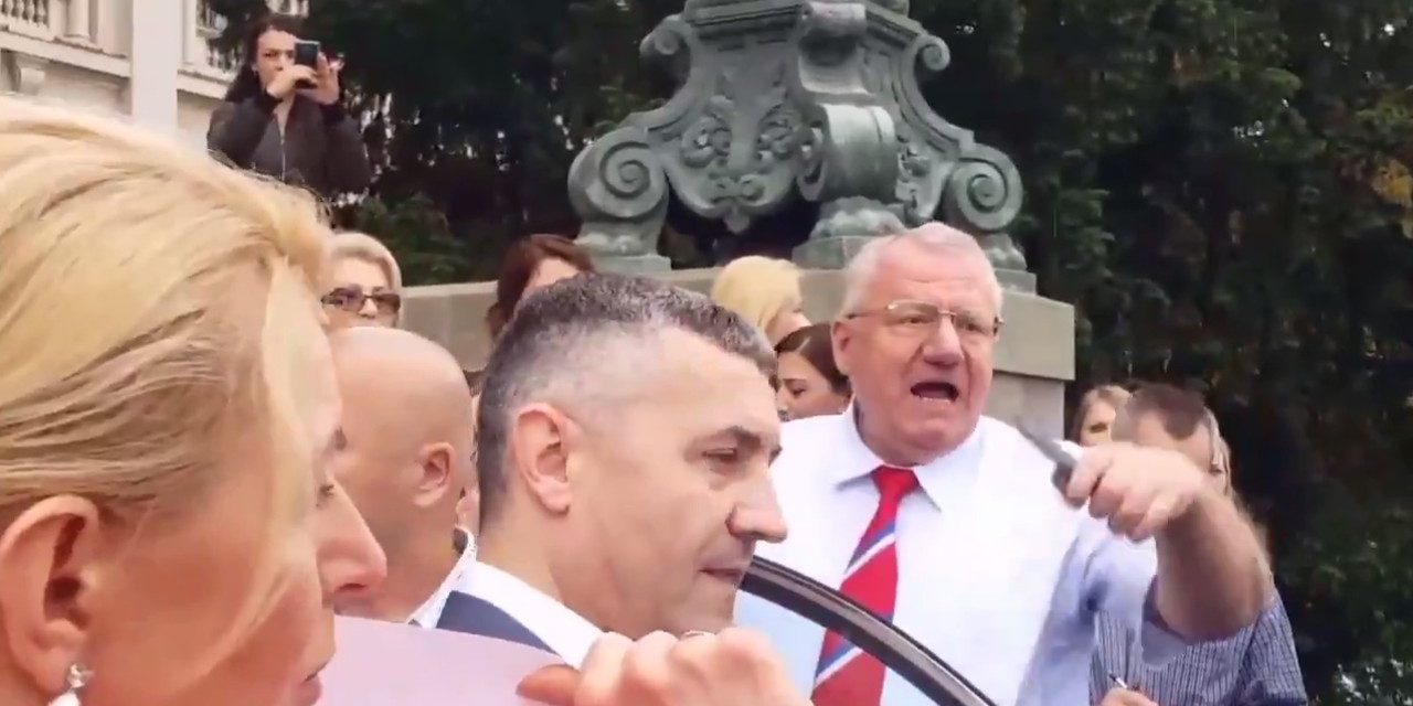 Incidens a szerb képviselőház előtt: Šešelj autója kitaszította a Dveri képviselőit (Videóval)