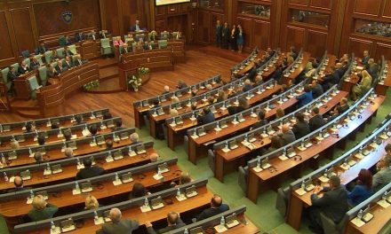 Elfogadták a Szerbia által Koszovón elkövetett népirtás és háborús bűnök elítéléséről szóló rezolúció tervezetét