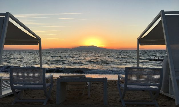 Egy napernyő és két nyugágy – kétszáz euró lesz napjára