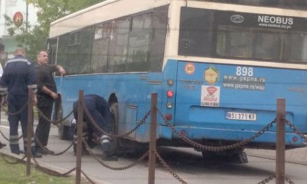 Újvidék: Kiesett a városi busz hátsó kereke