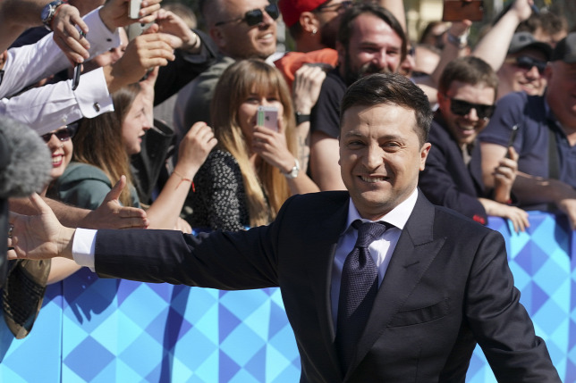 Sorra tűzik műsorukra a tévécsatornák az ukrán elnök vígjátéksorozatát