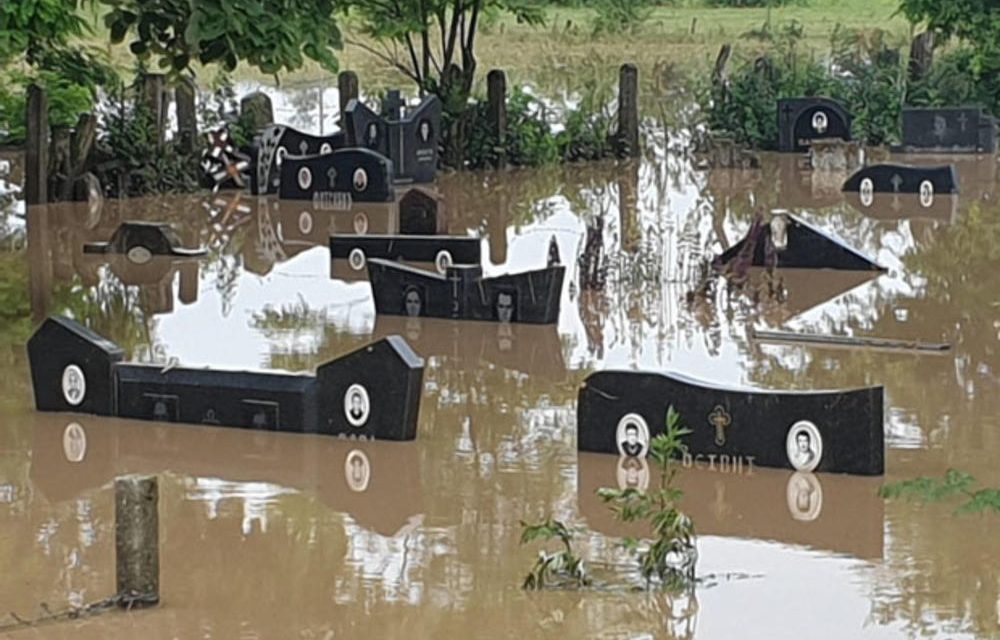 Víz alatt a temető – olvasói fotók a helyszínről