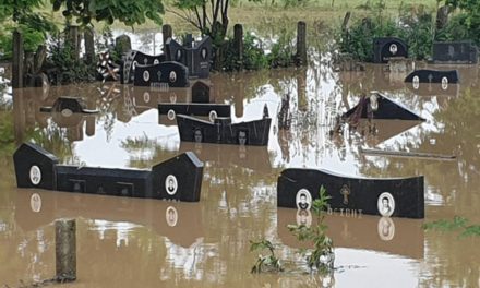 Víz alatt a temető – olvasói fotók a helyszínről