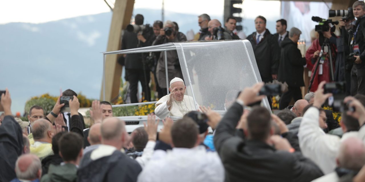 Ferenc pápa: Ne féljünk a kölcsönös érintkezéstől