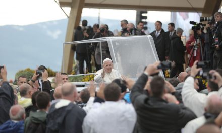 Ferenc pápa: Ne féljünk a kölcsönös érintkezéstől
